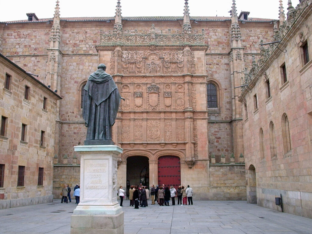 Monumento a Fray Luis de León y el edificio de Escuelas Mayores de la Universidad de Salamanca.